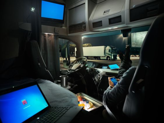 - Selv på kalde vinternetter kan sjåføren nyte en god natts søvn uten å måtte stå opp og starte motoren for å lade opp batteriene, forklarer Samuel Nerdal.