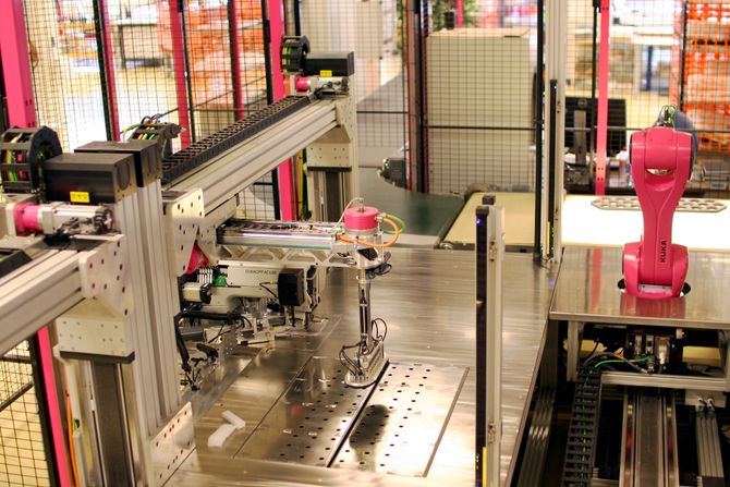 Sømroboten er utviklet for Ekornes møbelfabrikk i Sykkylven kommune på Sunnmøre.