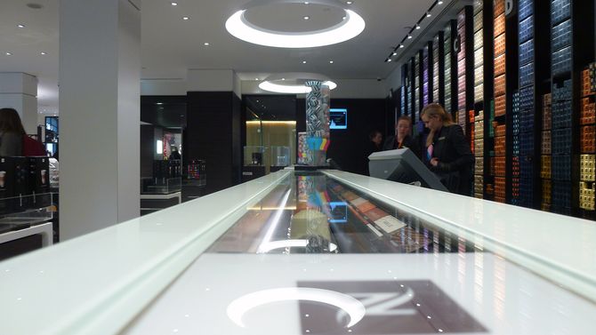 En lang glassdisk fylt av kaffekapsler - og en bakvegg som bugner av tilsvarende. På verdensbasis har Nespresso mer enn 600 butikker. I det faste sortimentet er det 24 forskjellige typer å velge blant. To ganger i året tilbys også i tillegg et lite utvalg sesongbaserte varianter.