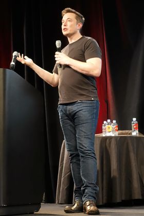 TENKER NYTT: Tesla-boss Elon Musk er en mann med store visjoner og tanker.