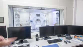 Bilder fra MR-maskinen vises på skjermene i kontrollrommet. I fremtiden kan resultater fra diagnosestøttesystemet vises her.
