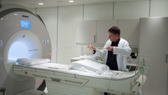 Radiograf Roger Barndon demonstrerer styrken til et magnetfelt på 3 tesla med en fastnøkkel i et tau.