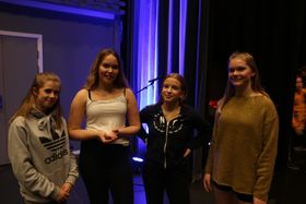 BÅDE KOREOGRAFAR OG INSTRUKTØRAR: Frå venstre Sofie Øren, Sofie Veum, Thea Øren og Karoline Molland. Dei delte seg opp ein og ein når dei instruerte dei andre elevane i grupper, men ei anna veninne, Selma Moen Eminovic, var med på absolutt alle øvingane og hjelpte til.