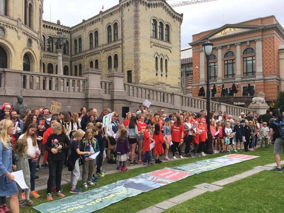 FORAN STORTINGET: Stopp Støyen med barn og andre markerte sin misnøye mot støyen foran selveste Stortinget også!