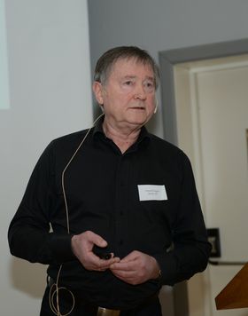 Arnold Sagen, som er en av treindustriens mest erfarne personer knyttet til industrielt trebyggeri, presenterte spikerplatebaserte løsninger og konsepter på Treindustriens Tekniske Forenings julemøte.