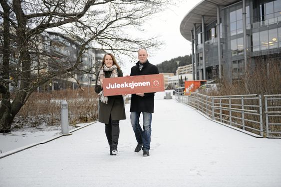 MANGE SEERE: Produsent for Juleaksjonen, Ingar Kristiansen, og prosjektleder i Røde Kors, Nina Elisabeth Larsen, håper mange i kommunen benker seg foran TVen lørdag kveld.
