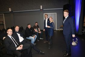 NØGDE OG GLADE ETTER KONSERTEN: F.v Bjørn Tore Årøy, synth, Inge Ronny Kvåle, strenginstrument, Trond Øyre, lyd, Kristian Lien, lydassistent, atten år gamle Gjest Ingeson Kvåle, gitar, 16 år gamle Gunn Marit Kvåle, song, og Einar Bolstad. Kari Malmanger og kontrabasspelaren John Børge Askeland var like i nærleiken då biletet vart teke.