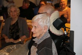 LYDHØYRE: Publikum høyrte godt etter mellom anna her då Beatrice Juskaite spela og song «Lang desembernatt» på nynorsk.