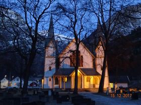 FIN STEMNING ALT FØR PUBLIKUM KOM INN: Det var fin adventsstemning både i og omkring Hauge kyrkje fredags kveld.
