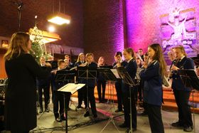 SAMSTEMT GJENG: Sigyn Øren frå kulturskulen dirigerer skulemusikken under julekonseten i Farnes kyrkje. Lisa Horpen er bak litt til venstre på biletetet, medan Odd Harald Larsen er bortgøymd.