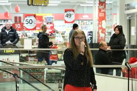 JINGLE BELL ROCK: Ronja Hovland song jingle bell rock solo mot slutten av konserten på Årdalsenteret.