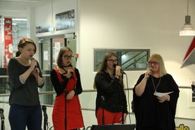 «WALKING IN THE AIR» PÅ NYNORSK: Elizabeth Stewart Søvik hadde omsett songen frå engelsk, og song han i kvartett med Ronja Hovland, Beatrice Junaiske og Jenny Norén.
