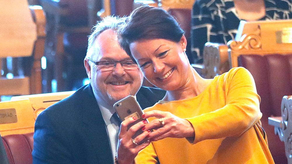 Daværende stortingsrepresentant Line Henriette Hjemdal (KrF) tar en selfie Per Sandberg før spørretimen i Stortinget.