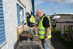 GRILLFEST: Det var full fyr på grillen da Tønsberg Flyveklubb inviterte til kombinert bursdagsfest og Åpen dag.