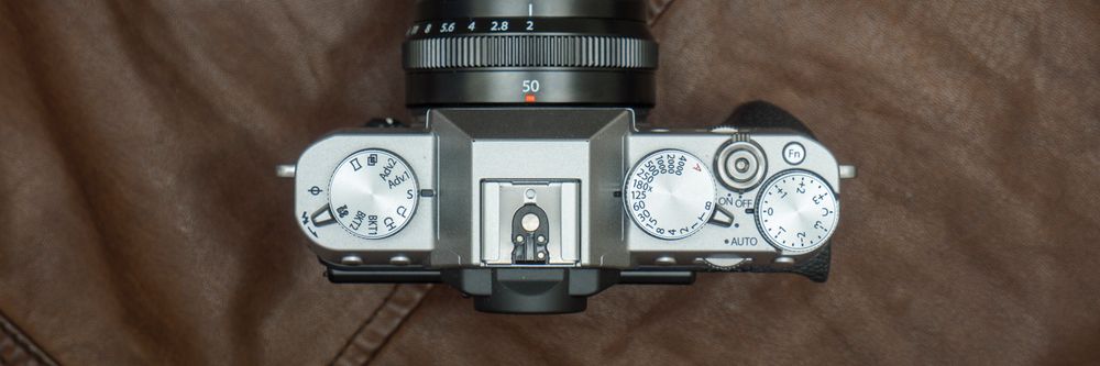 Fujifilm kjører som vanlig på med gjennomført retrobetjening, noe vi liker - det gir en hvis «godfølelse», av å være tettere på fotoprosessen og skapelsen av bildet. Men det er nok litt subjektivt, og passer selvsagt ikke for alle.