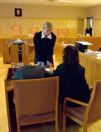 Stedatteren - den da 24 år gamle kvinnen i retten for ni år siden. Til høyre bistandsadvokat, Inger Marie Støen.