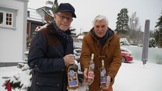 GLEDER SEG: TOrleif Bjøntegaard (t.v.) og Leif Wien Jensen i Landstormen gleder seg over at lokal-akevitten nok en gang har blitt nærmest revet ut av hyllene. Skal du ha tak i den, må du være raskt ute!