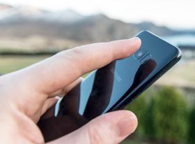 Galaxy S8 har fingersensoren i et lite søkk rett ved siden av kameraet. Plassering og merking av sensoren har vært omdiskutert.