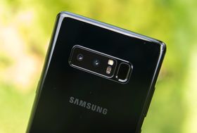 I Galaxy Note 8 ble fingersensoren gjort litt tydeligere, men den bor fortsatt ved siden av kamerariggen på baksiden av telefonen.