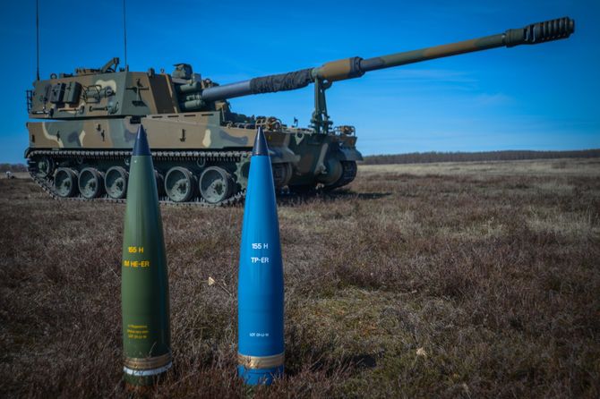 Den nye IM HE-ER-granaten og en treningsversjon (blå) foran ei K9-vogn. Finland er første bruker av ammunisjonen i det koreanskbygde artilleriet som også er en kandidat i Norge.