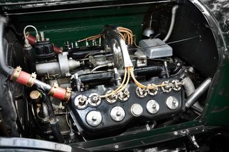 1914: Amerikanske Cadillac sender ut den første bilen på markedet med V8-motor. Den er vannavkjølt og yter 70 hk. Den amerikanske hæren kjøper 2000 eksemplarer.