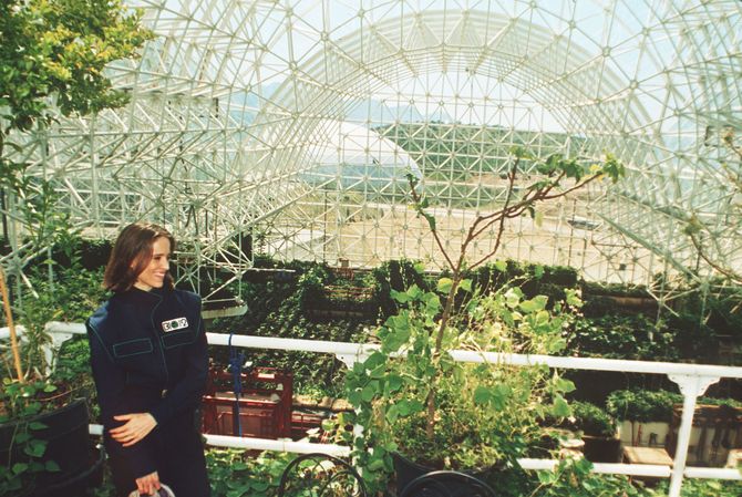 Abigail Alling står her på balkongen over landbruksområdet inne i Biosphere II i 1993.