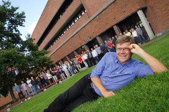 Prisvinner. Svein Stølen fikk UiOs formidlingspris i 2011 på vegne av de ansatte ved Kjemisk institutt (bak).