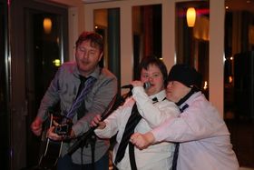 FENGA ALLE: Sangen om Kapten Sabeltann var populær både på dansegolvet og elles. Simon fekk syngja siste verset. Den gode venen Jan Erik fekk også sleppa til.