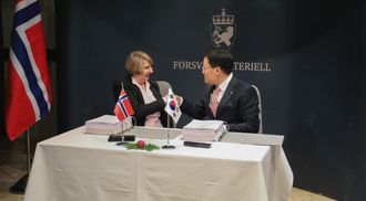 Direktør Mette Sørfonden i Forsvarsmateriell direktør Son Jae-il i Hanwha Land Systems signerte onsdag artillerikontrakten.
