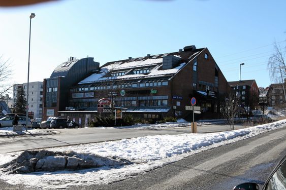 HER SELGES DET: Meny Greverud er et av utsalgsstedene for idrettslagets fyrverkeri.