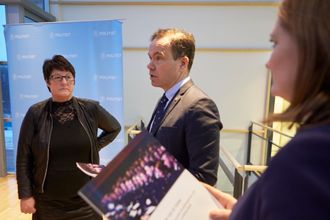 RAPPORT: Fylkesrådsleder Tomas Norvoll overleverer en rapport fra Politihøgskolen i Bodø til politimester Tone Vangen. T.h. Ordfører i Bodø, Ida Maria Pinnerød. Rapporten sier at vel 70 prosent av elevene fra nord, blir i nord.