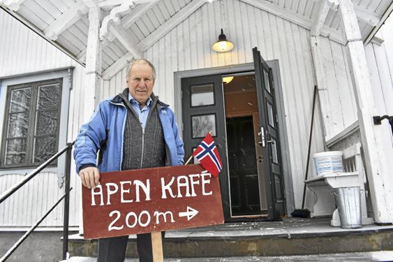 NÆRMERE ENN DU TROR: Det er ikke akkurat 200 meter til den inngangen der, men kafe-skilt måtte man ha! Frank Westgaard har dørene åpne når det er kafeens første åpningsdag, 7. januar 2018.