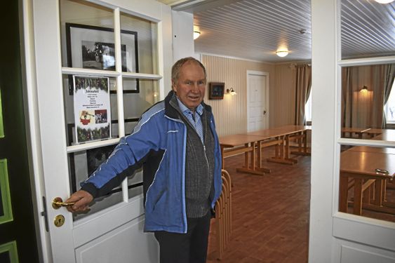 TRADISJON TRO: Det blir søndagskafé på Solheim grendehus på Svartskog i 2018 også! Dette er en ti år gammel tradisjon, og her viser Westgaard frem kafelokalet.