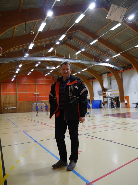 JOBBER KONTINUERLIG MED VEDLIKEHOLD: Hogne Handeland Haug er leder for drift og vedlikehold i Oppegård kommune. Han forteller at kommunen følger med på feil i Greverudhallen.