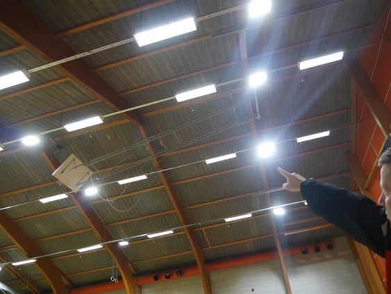 HER SKJER DET: Drypping fra taket skyldes ikke hull og lekkasjer, men derimot kondens som oppstår i et mellomrom i dragerne i taket.