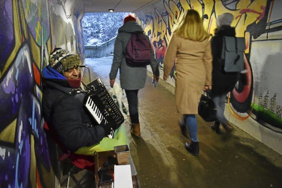 Alexandro Konstantín (58) er fra Romania og spiller trekkspiller i undergangen på Kolbotn - rett under toglinjene. Her har han vært i omtrent 5 år. Han har spilt trekkspill siden han var 7. Han har kone og fire barn hjemme i Romania, og er hjemme et par måneder av gangen når han først drar hjem. Han flyr og til og fra. På natten sover han ute på gaten i Oslo med en kompis.