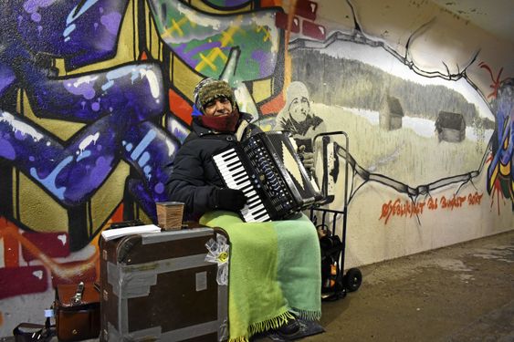 KUNSTNER: Bak ham har Oppegård Kulturskole dedikert sin kunst til ham: de har laget et grafitti-portrett av gatemusikanten.