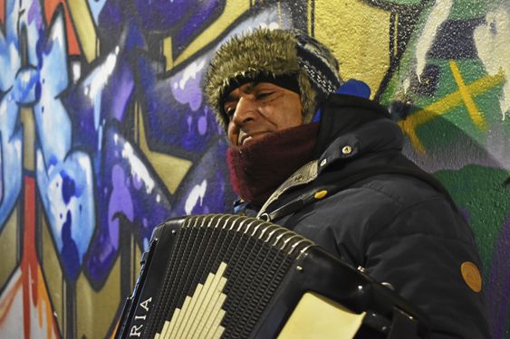 HVEM ER DENNE KAREN: Det kan nesten virke som alle rumenere er musikere, i alle fall mennene. Konstantín forklarer: – Det er tradisjon. Jeg lærte å spille da jeg var syv, åtte år av faren min, og han lærte det av sin far. Vi har ikke gått på skole.