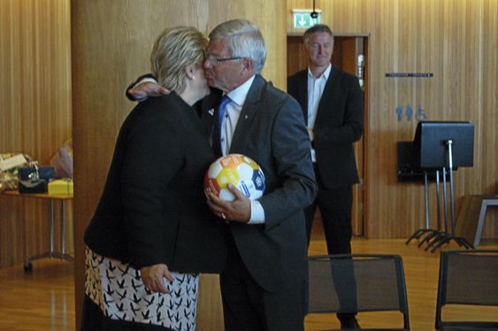 FOTBALLFRELST: Bondevik er en kjent fotballentusiast, og mottok i bursdagsgave en fotball med bærekraftsmålene fra statsminister Erna Solberg.