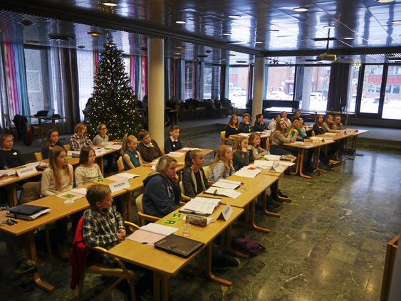 TAR AVGJØRELSENE: De voksne får snakke, men barna sitter med de store avgjørelsene. Tunge temaer som kommunesammenslåing og beredskapssenteret på Taraldrud er noe av det som gjennomgås på dette møtet, og de unge stiller velreflekterte spørsmål og krever svar!