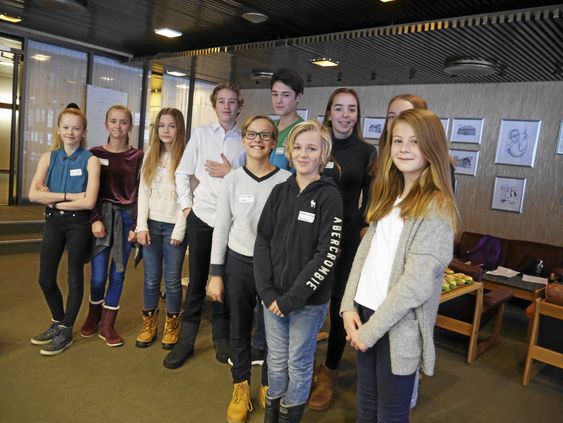 ENGASJERTE: Line Vestøl (12), Ingrid Amalia Johannessen Ørmen (12), Linnea Andreasen Haralsen Bådsvik (12), Frederik Bjarkholm (14), Kasper Ellefsen Hancke (14), Albin Sørvik (12), Oda Aarre (15), Sunniva Jorde Hellebø (15) Sander Dahl Herud (12) og Cornelia Fridell Kavli (13) sitter alle i BUK, og synes det er stas å styre og råde i kommunestyresalen!