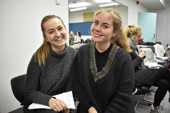 VENNINNER: Den Aurora har kjent lengst i koret, er Charlotte Hengy (17). Familien hennes har hytte på Svartskog, og de er ofte sammen der.