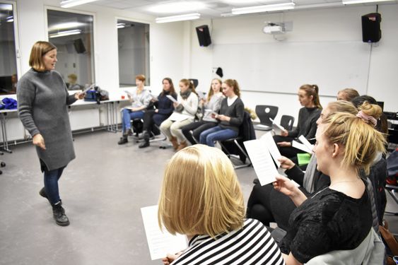 OM ATT OG OM ATT: Det pirkes, terpes, repeteres. På nytt og på nytt igjen. Dirigent Anne Karin Sundal-Ask øver med jentene sine.