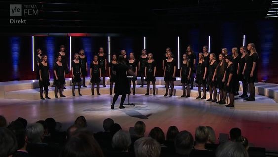 KLINGER GODT: Koret sang på finsk tv tidligere i høst.