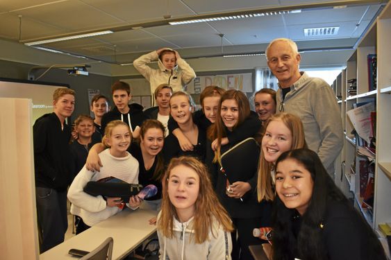INSPIRASJON: – Jeg husker godt lærer Dahl. Han var avslappet og uhøytidelig, men stilte tydelige krav. Jeg tror nok han har vært en inspirasjon for meg, mimrer Sand. Her er han med sin 8.-klasse på Flåtestad skole.