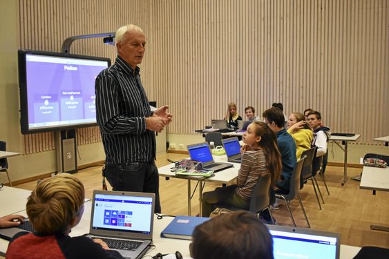 UTVIKLING: Sand var her da de hadde en datamaskin på én ISDN-linje på begynnelsen av 90-tallet. Nå er mye av undervisningen digital. Han er også én av skolens to IT-konsulenter.