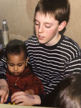 REBELL: Her er Nicholas med sin niese, Safia. Som barn var han sjenert, men... – Jeg var nok en ganske tung tenåring å ha i hus. Jeg var litt rebell!