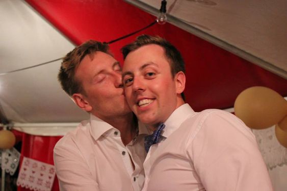 STØTTESPILLER: Nicholas med kjæresten sin, Sebastian, som bor i London.