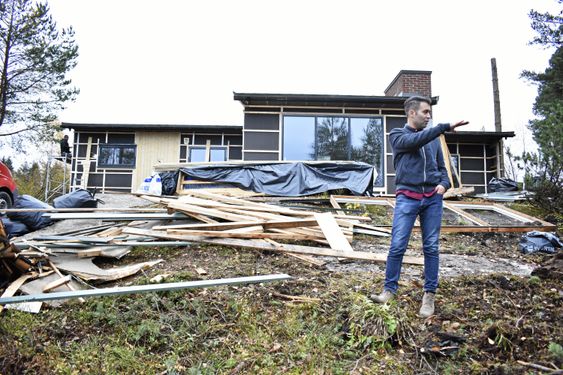 NY I BY'N: Mani foran huset sitt på Hellerasten, Det er samboeren som står for mye av oppussingen, spesielt under valgkampen. Bildet ble tatt i oktober.
