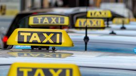 Uber må reguleres på samme måte som den vanlige taxinæringen, mener EU.
